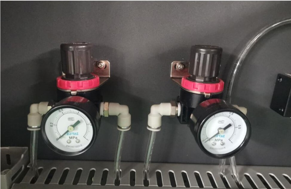 Точный регулятор давления AirTac для управления давлением воздуха при подаче и размещении с использованием резиновых роликов